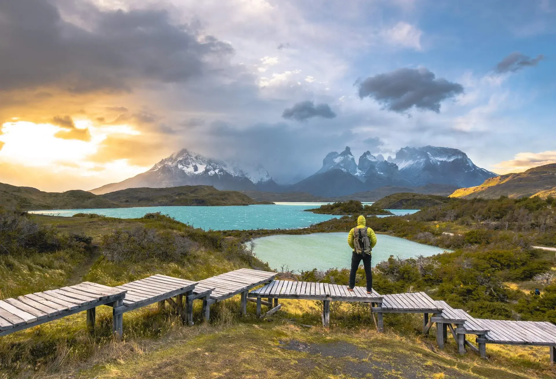dest_chile_patagonia_torres-del-paine_person