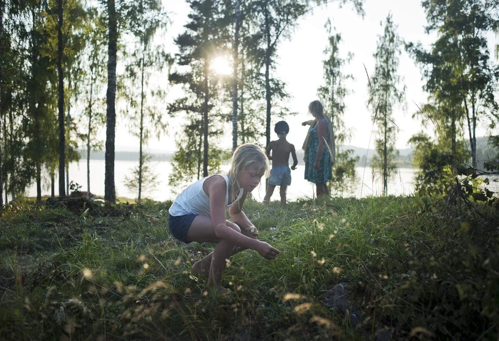 people_girl_picking_flowers_gettyimages-530410008_universal_within-usage-period_84755