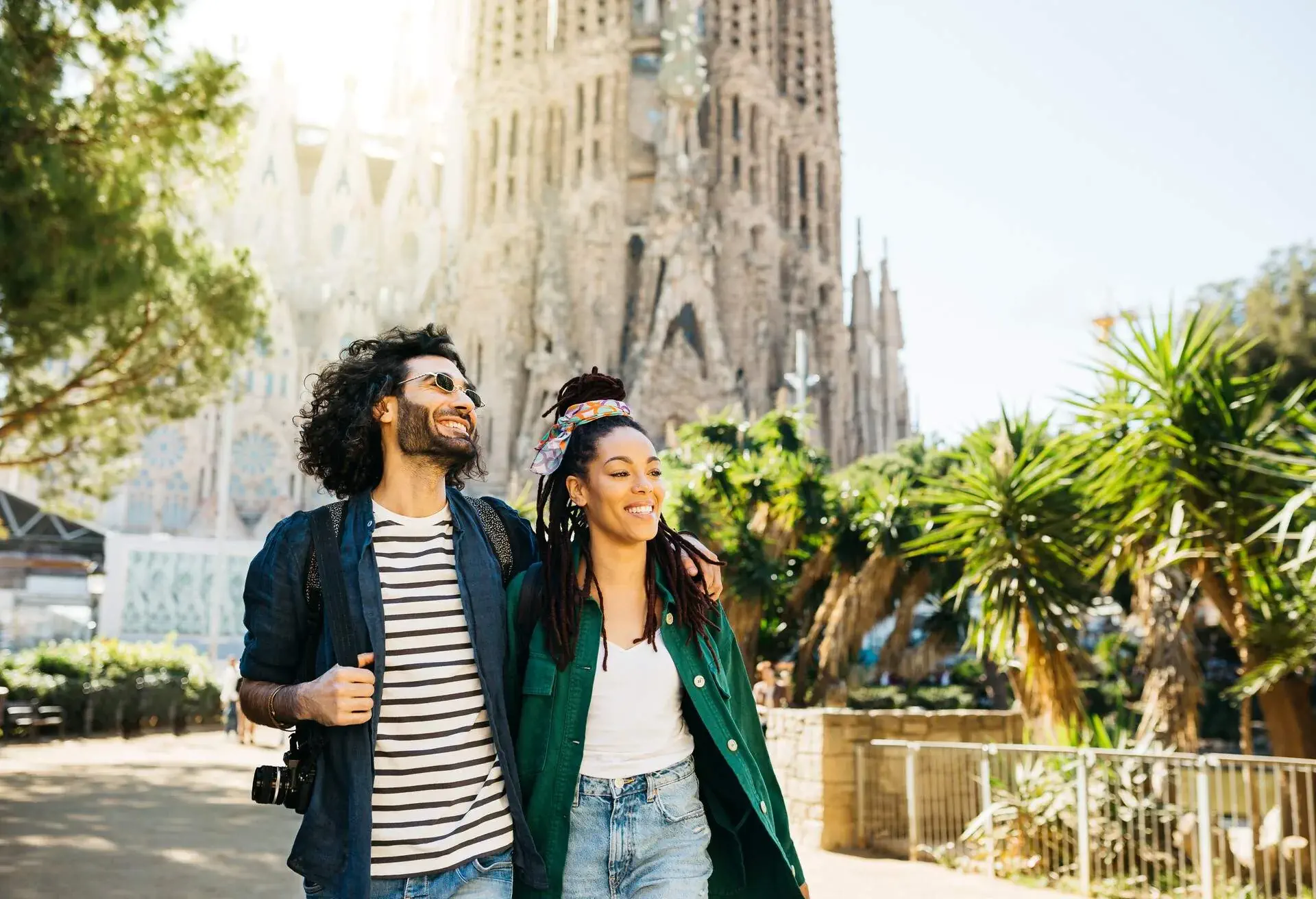 SPAIN_BARCELONA_SAGRADA_FAMILIA_PEOPLE_WOMAN_MAN_COUPLE