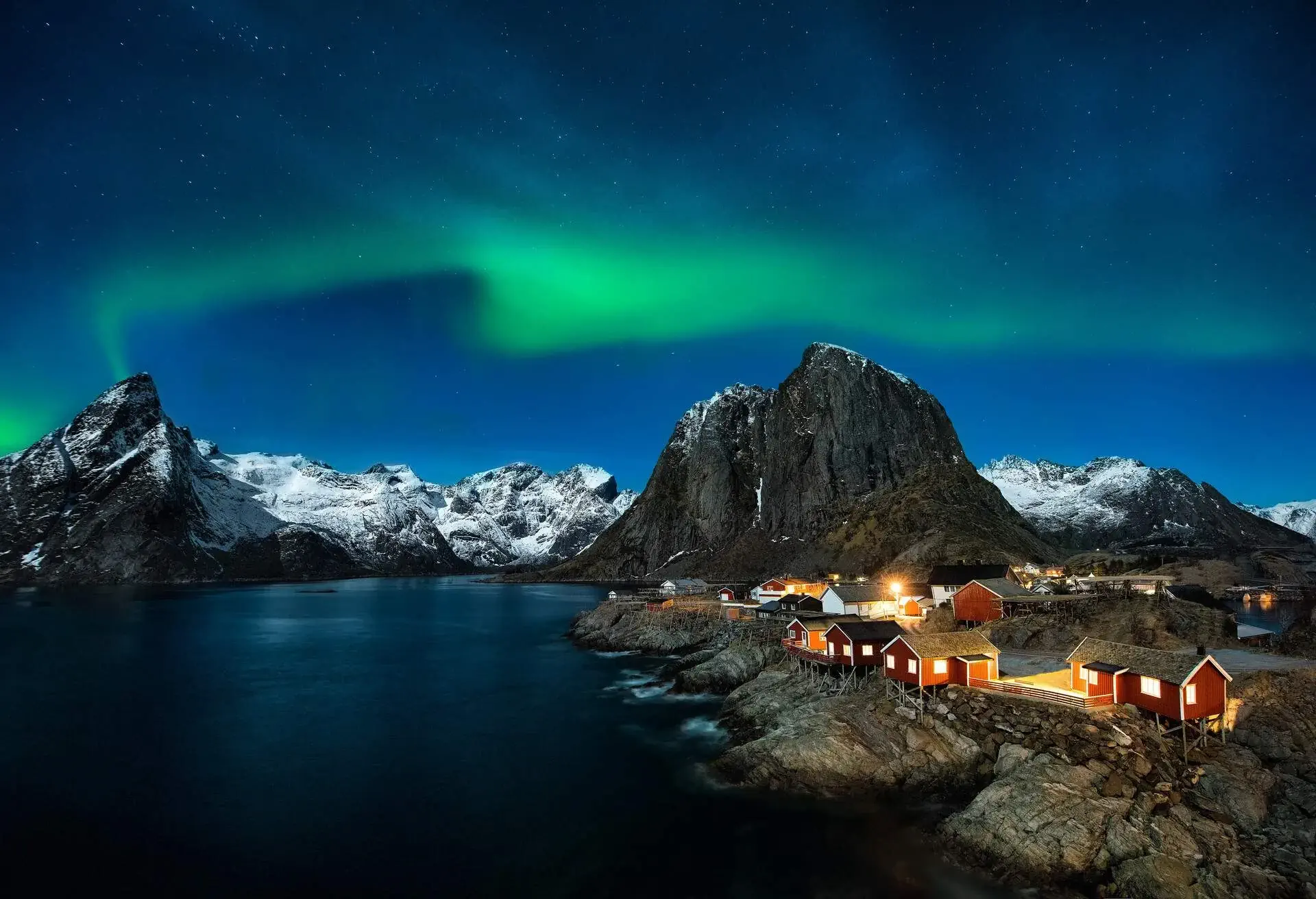 DEST_NORWAY_LOFOTEN_THEME_NORTHERN_LIGHTS_SHUTTERSTOCK_588641675