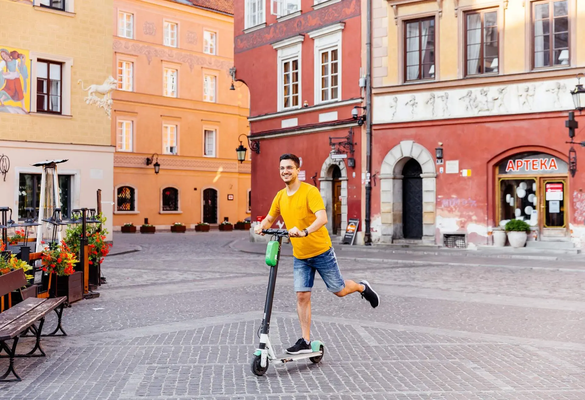 poland_warsaw_old_twon_e-scooter