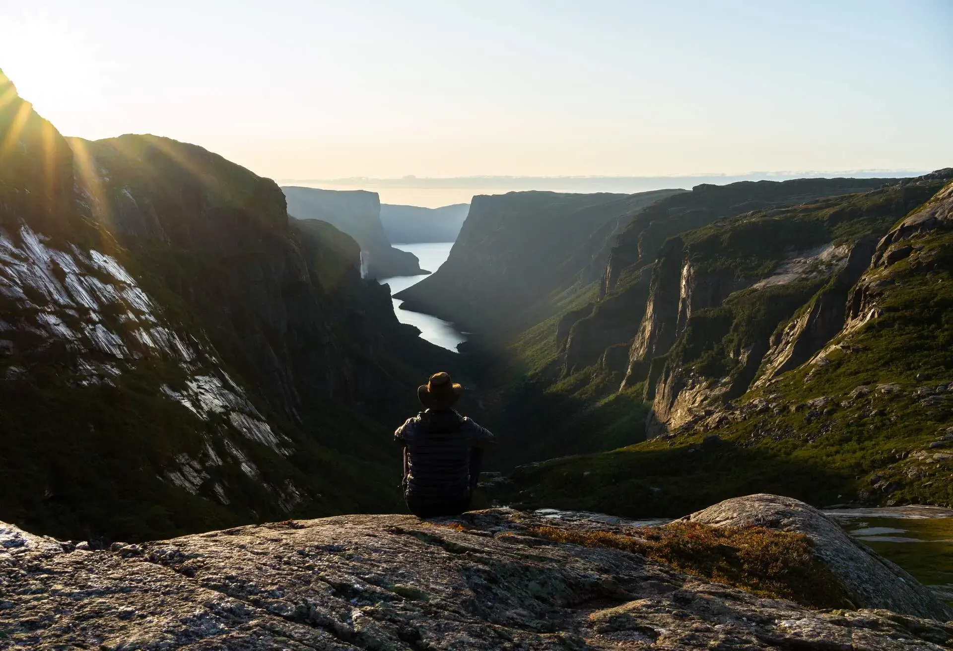 CANADA_GROS_MORNE_NATIONAL_PARK_MAN_MOUNTAINS_VIEW