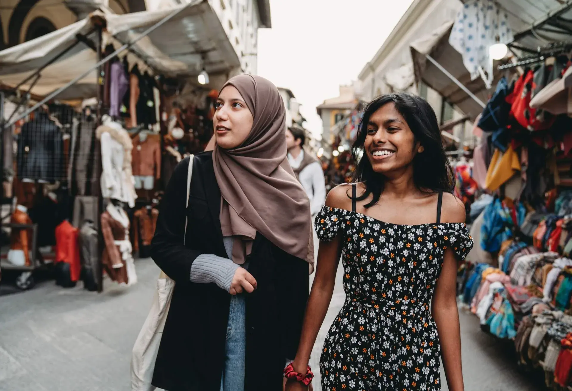 DEST_ITALY_FLORENCE_THEME_FRIENDS_SHOPPING_GettyImages-1392787052
