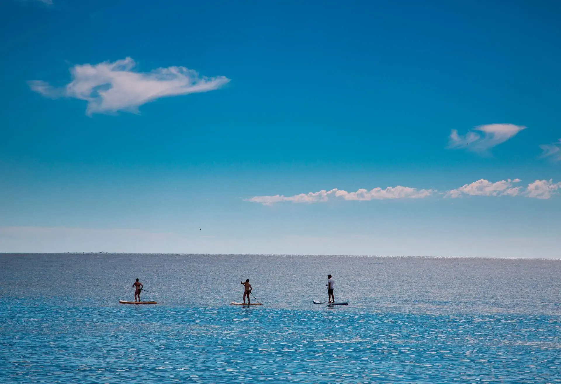 DEST_SPAIN_MALAGA_PLAYA_DE_LA_MALAGUETA_THEME_PEOPLE_PADDLEBOARD_GettyImages-534856131