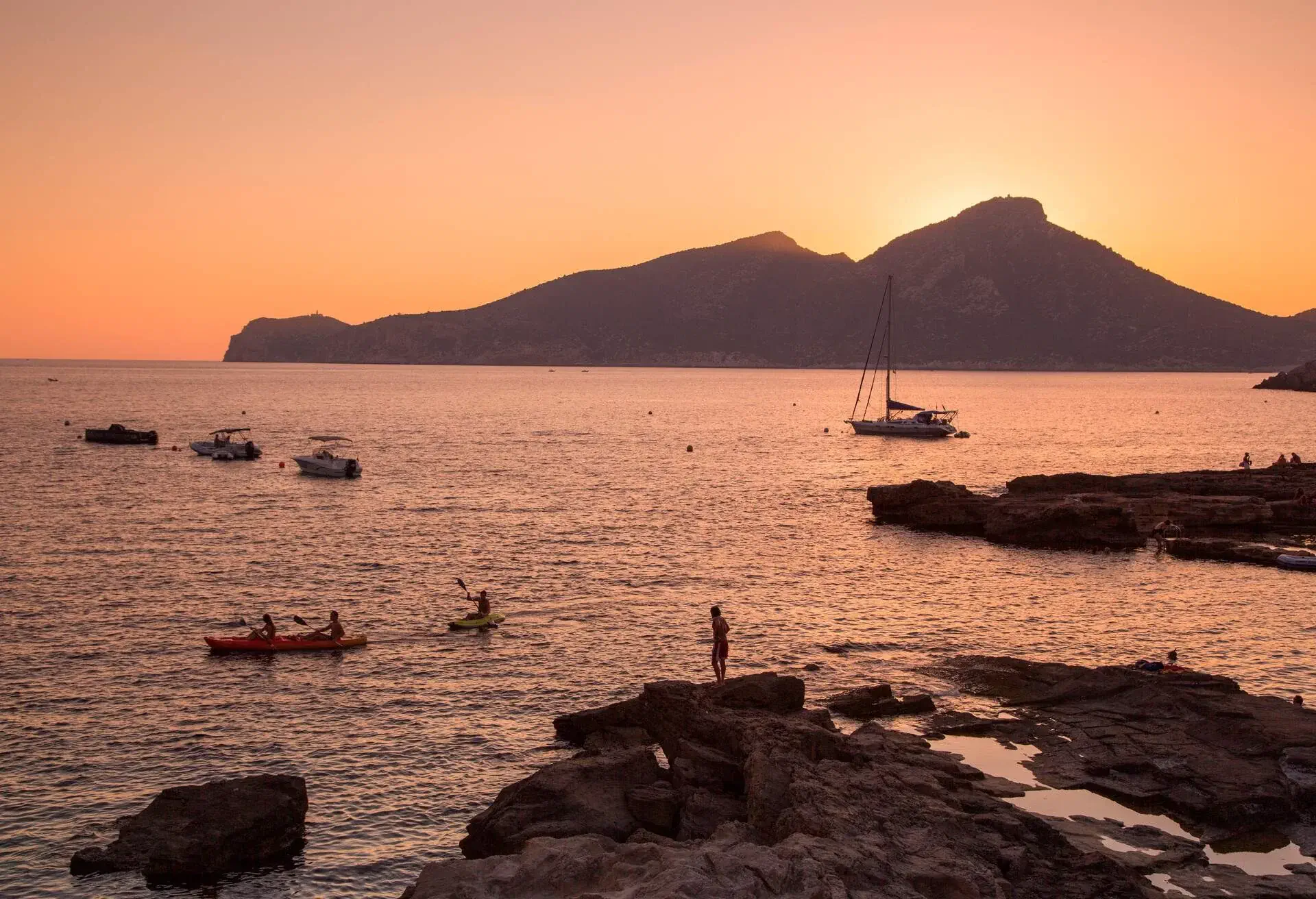 DEST_SPAIN_MALLORCA_SANT_ELM_KAYAK_SA_DRAGONERA_ISLAND_SUNSET_GettyImages-675756599