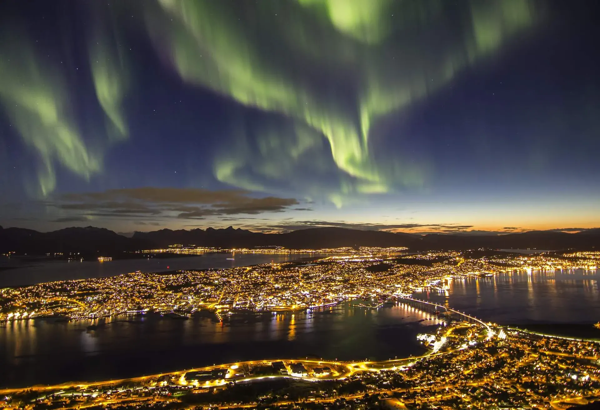 DEST_NORWAY_TROMSO_THEME_NORTHERN_LIGHTS_SHUTTERSTOCK_580856695