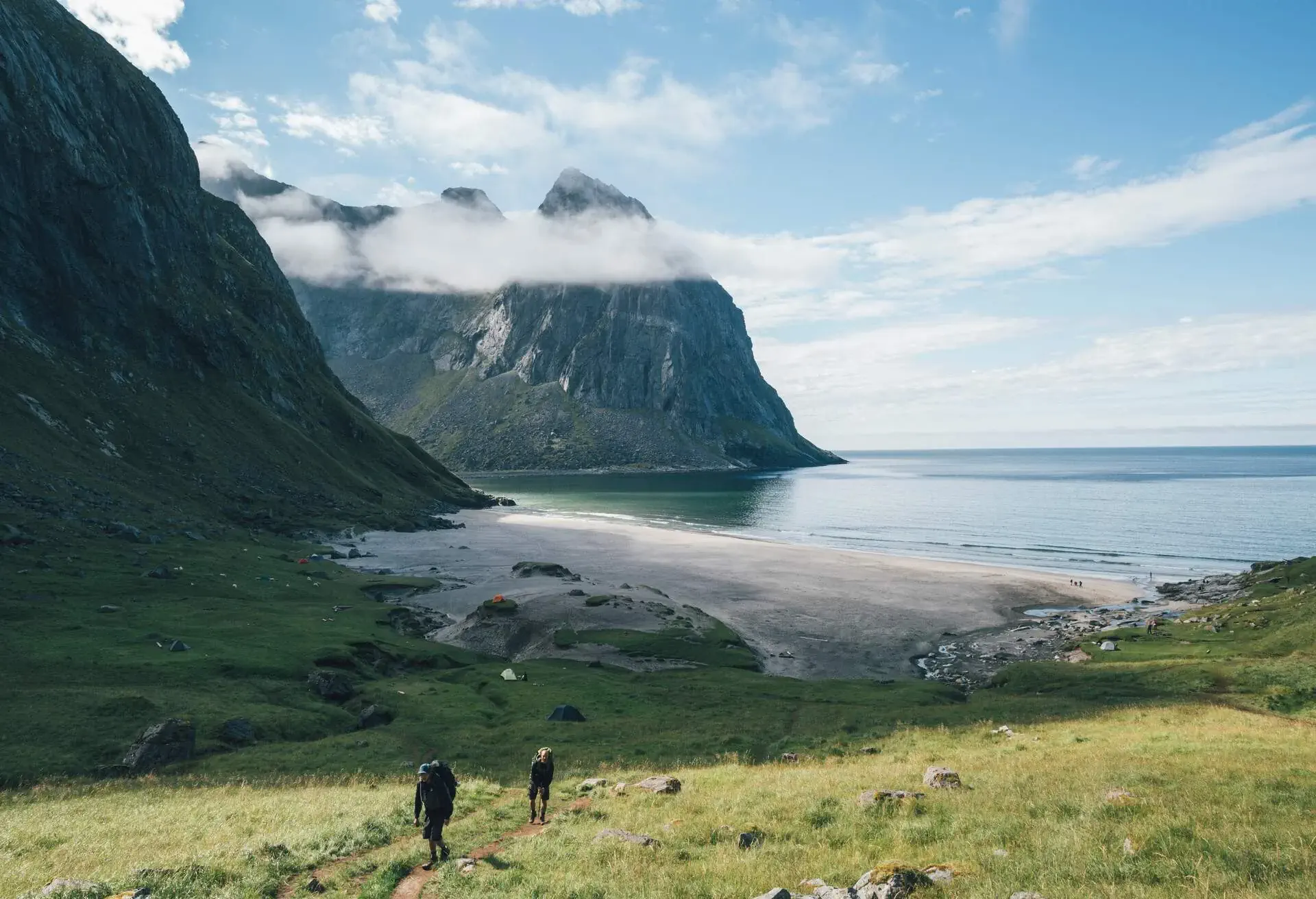 NORWAY_LOFOTEN_KVALVIKA_BEACH_MEN_HIKING