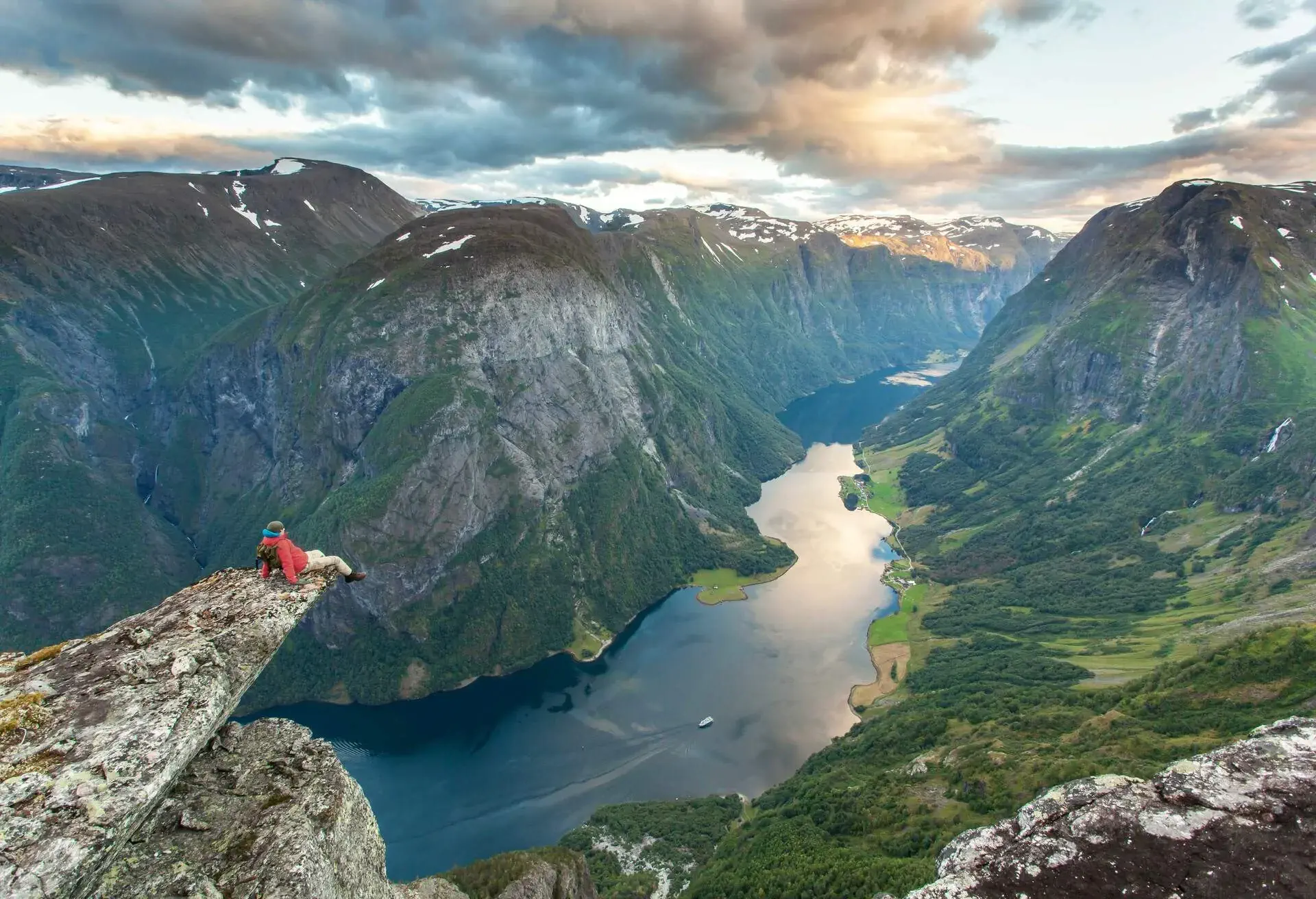 DEST_NORWAY_NAEROY-FJORD_NAEROYFJORD_THEME_NATURE_Nærøyfjorden_GettyImages-542012650