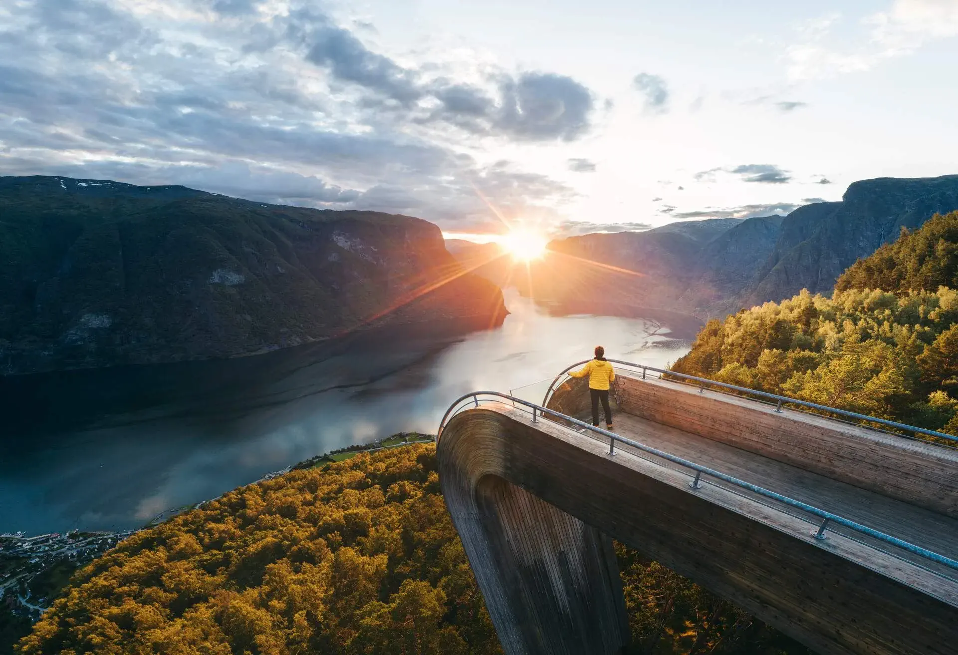 DEST_NORWAY_SOGNEFJORD_STEGASTEIN-LOOKOUT_THEME_PEOPLE_TOURIST_OVER-LOOKING_AURLANDSFJORD_GettyImages-1162569411