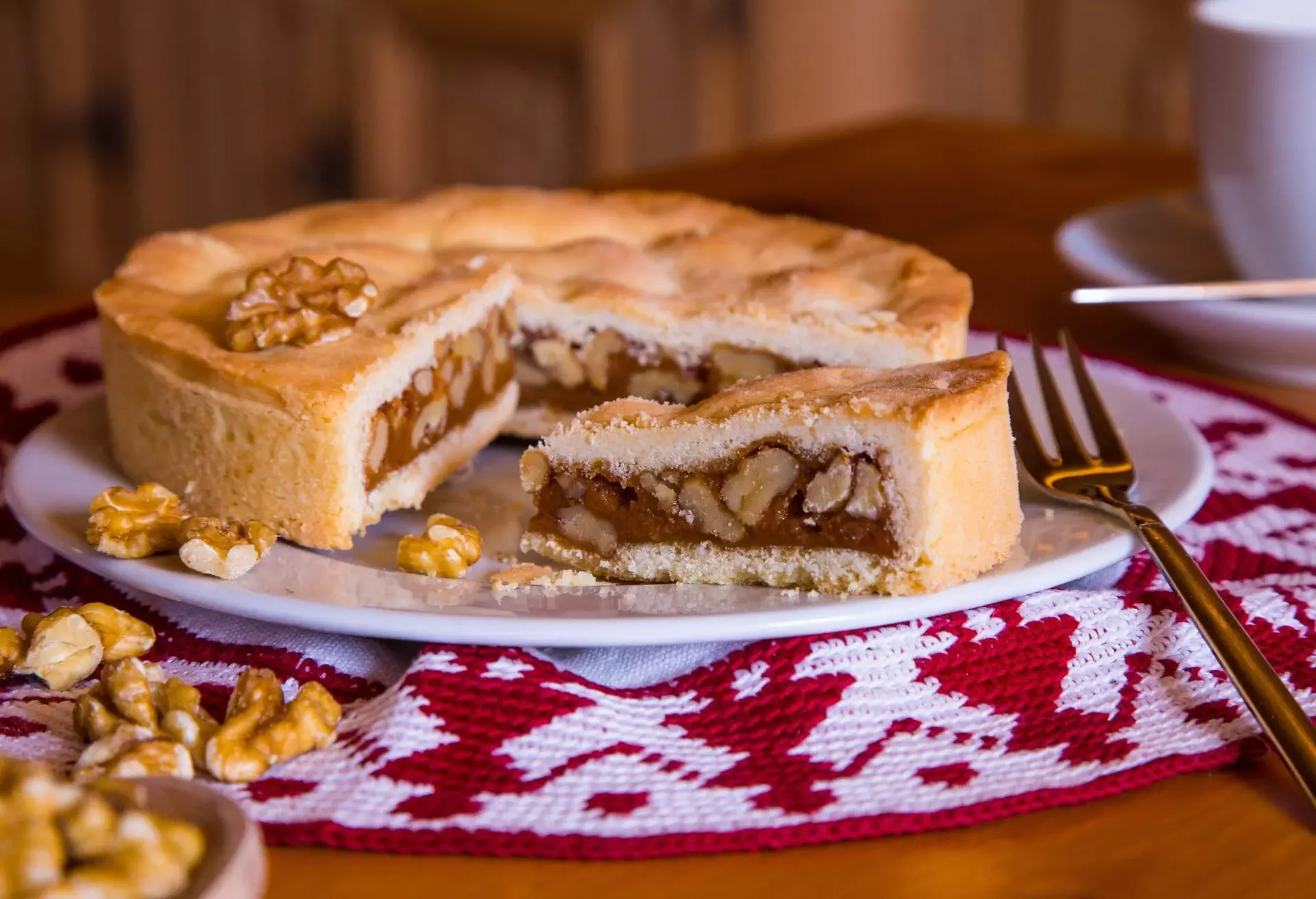THEME_FOOD_SWISS_GRAUBUNDEN_NUT_CAKE_Bündner_Nusstorte_GettyImages-1035608538