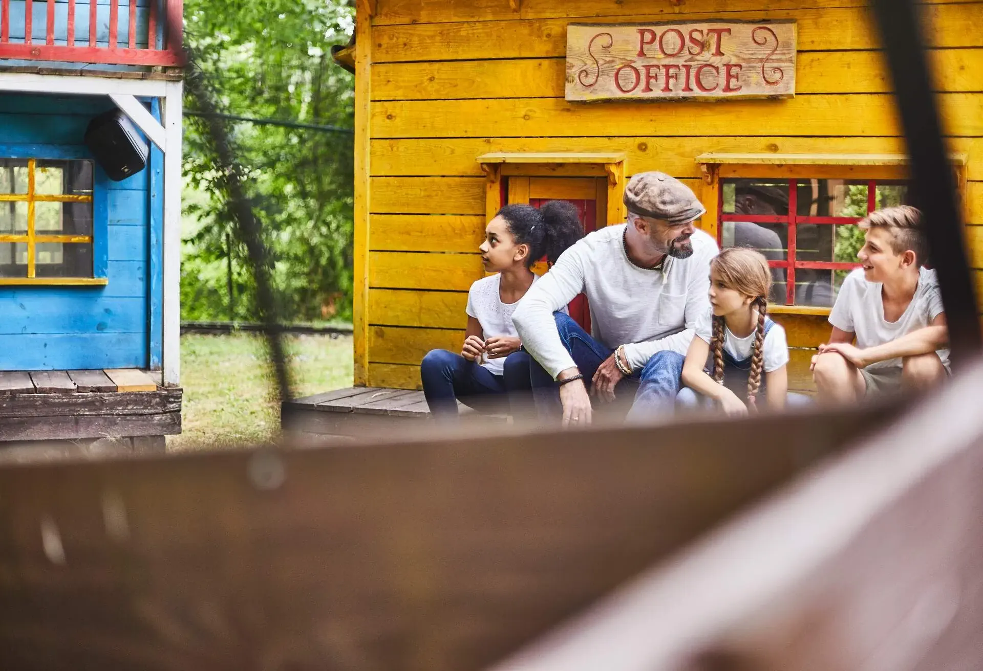 THEME_AMUSEMENT_PARK_WESTERN_PEOPLE_KIDS_FAMILY_GettyImages-1064199826