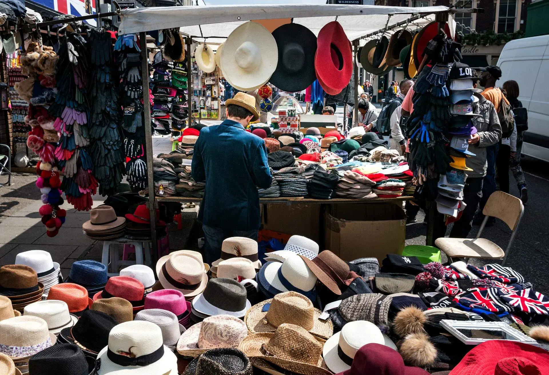 UK_ENGLAND_LONDON_PORTOBELLO_ROAD_SHOPPING_MARKET