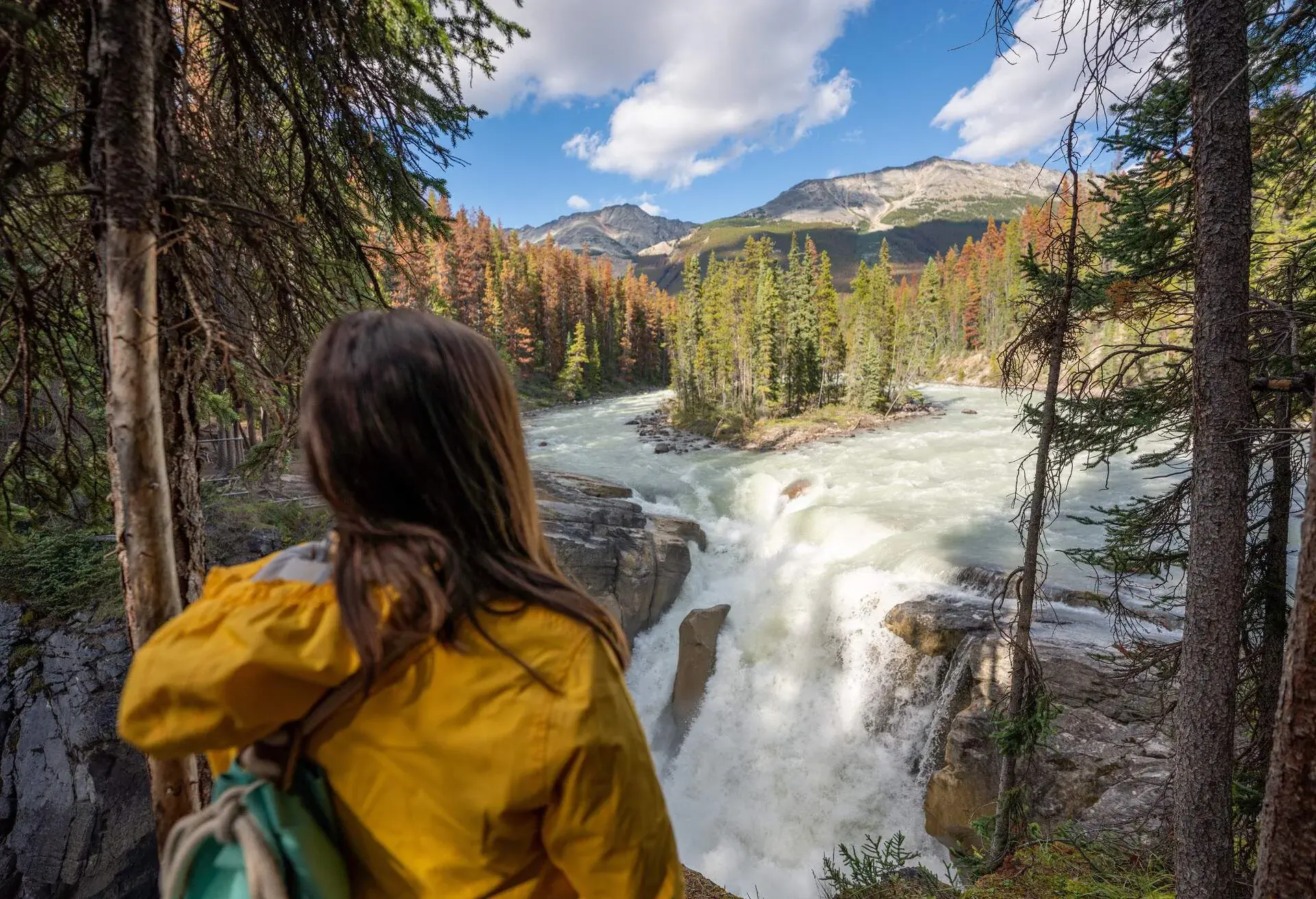 DEST_CANADA_JASPER_NATIONAL_PARL_ALBERTA_SUNWAPTA_FALLS_GettyImages-1346548600