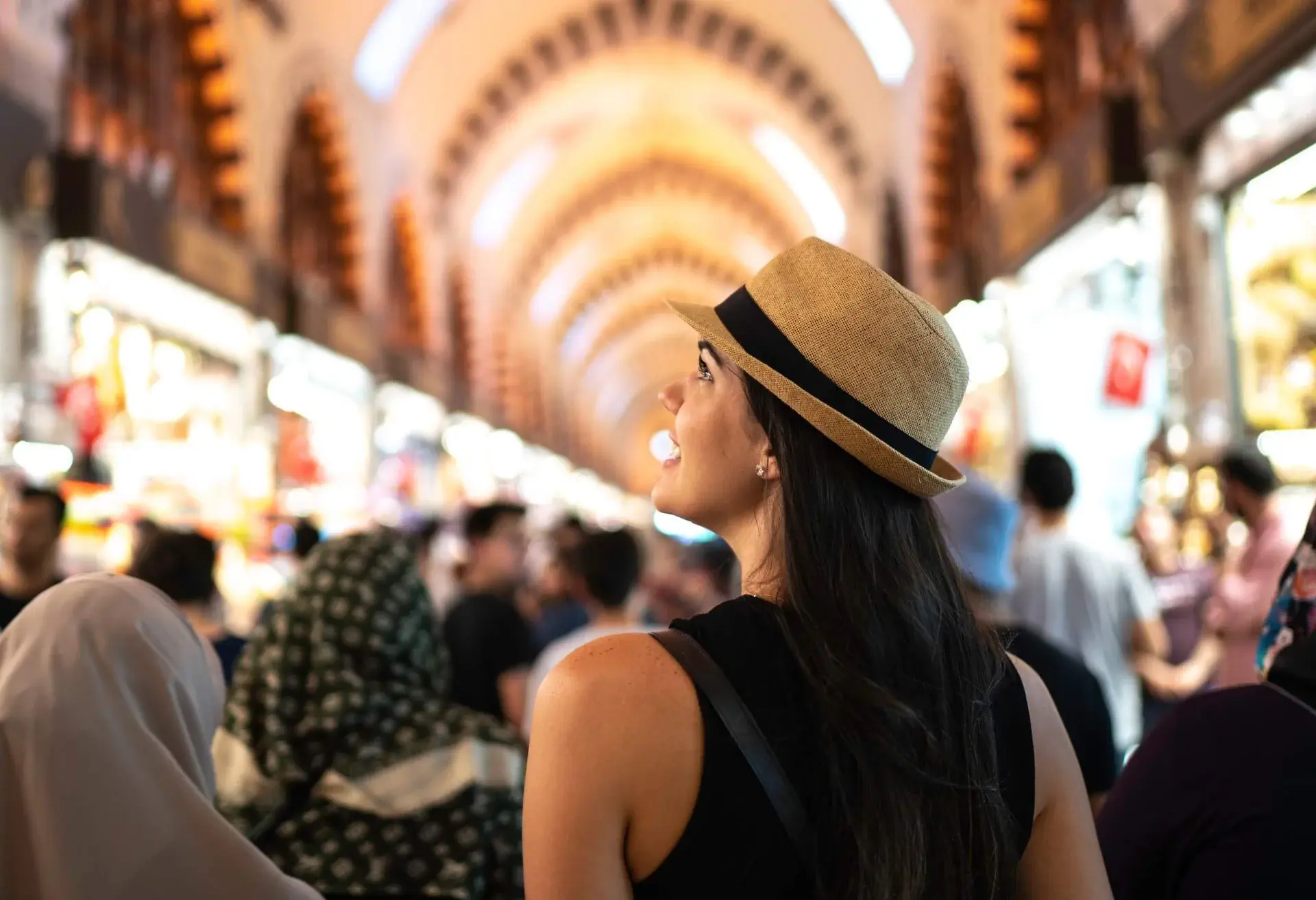 DEST_TURKEY_ISTANBUL_GRAND_BAZAAR_PEOPLE_WOMAN_GettyImages-1166598065