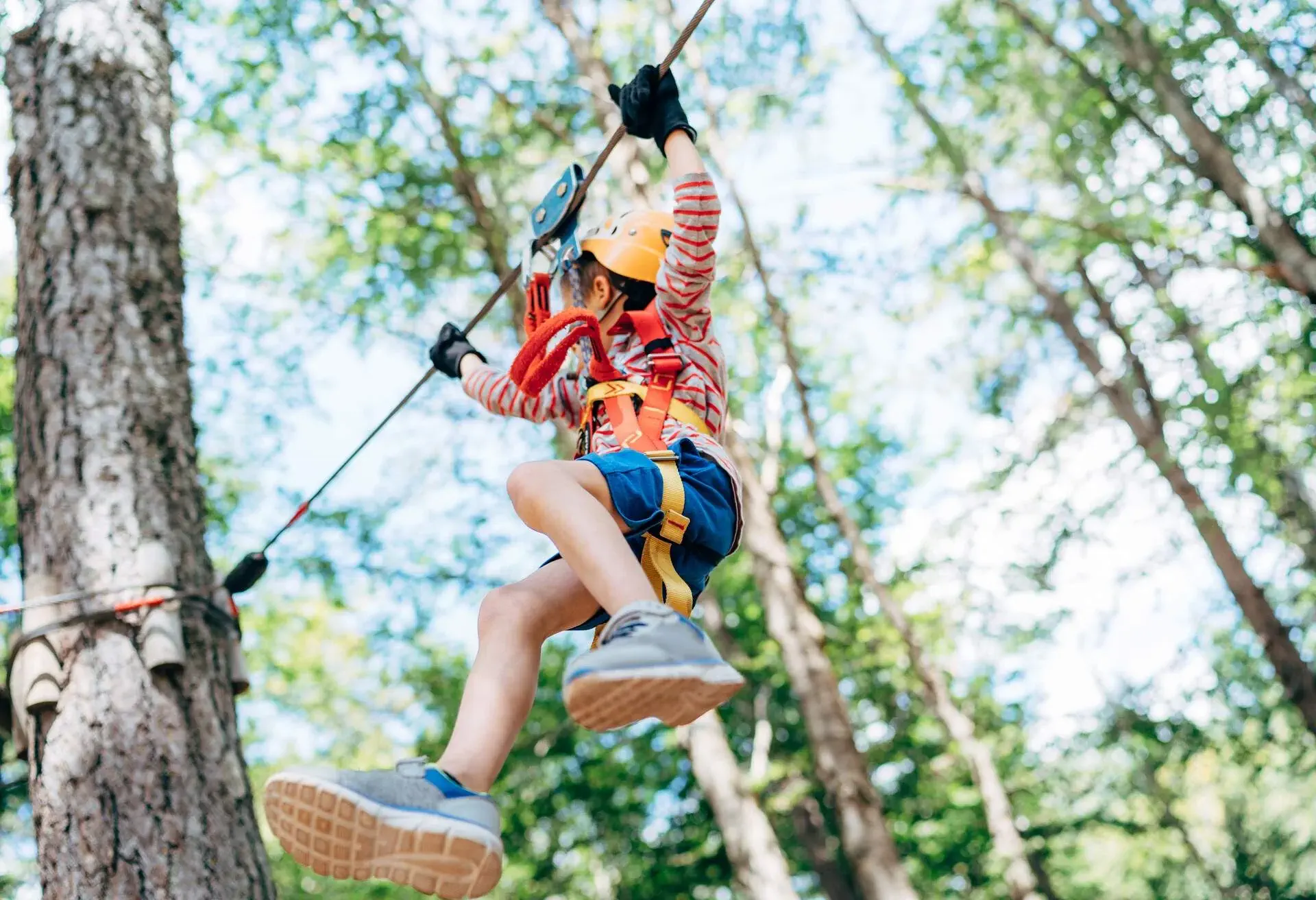 THEME_ADVENTURE_PARK_ZIPLINE_CLIMBING_PEOPLE_CHILD_GettyImages-1367131027